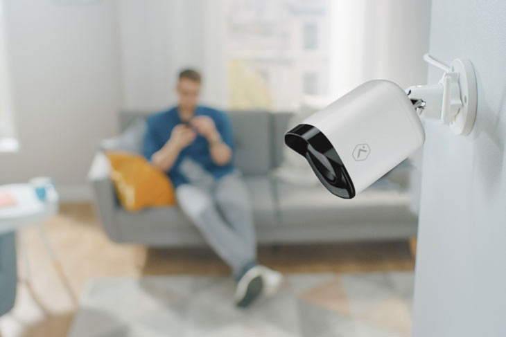Камера за видеонаблюдение у дома за допълнителна защита 